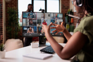 Employé d'une startup afro-américaine travaillant à domicile en digital en faisant des gestes lors d'une conférence avec des collègues au bureau. Propriétaire d'une petite entreprise discutant avec son équipe lors d'un appel Internet sur un ordinateur personnel avec webcam.